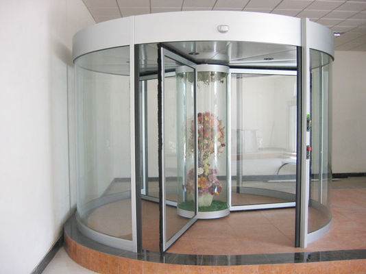 O anúncio publicitário três voa a porta giratória automática 150KG com mostra central