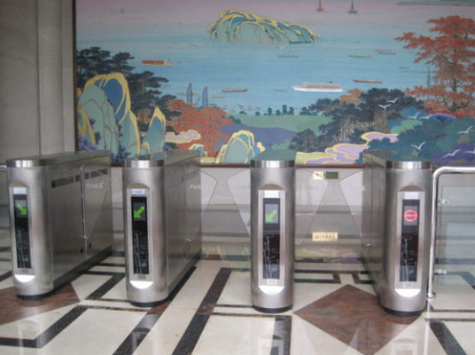 Torniquetes retráteis 100W da barreira da aleta com os cartões de IC/EM